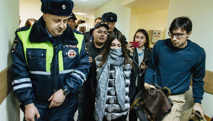 Мара Багдасарян в здании Савеловского суда в Москве