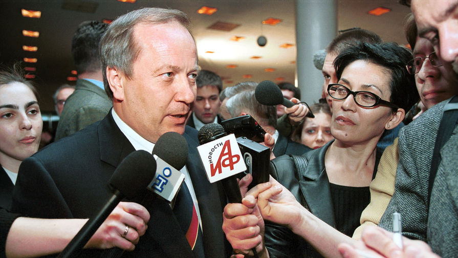 Кандидат в&nbsp;президенты РФ Юрий Скуратов в&nbsp;беседе с&nbsp;журналистами в&nbsp;Федеральном информационном центре &laquo;Выборы-2000&raquo; заявил, что относит свой проигрыш на&nbsp;счет нехватки финансов и отсутствия организационных структур