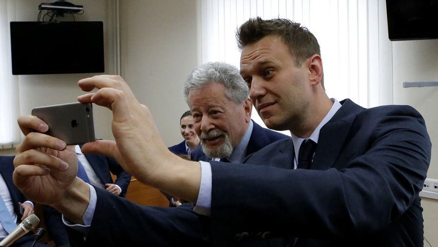 Политик Алексей Навальный с адвокатом Алишера Усманова Генрихом Падвой во время заседания Люблинского суда, 30 мая 2017 года