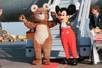 Олимпийский Мишка и Микки Маус во время визита американского мультипликационного героя в Москву, 1988 год