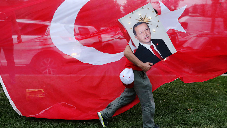 Портрет президента Турции Реджепа Тайипа Эрдогана перед офисом правящей Партии справедливости и развития в Стамбуле, 24 июня 2018 года