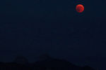 «Красная» луна над городом Веве, Швейцария, 27 июля 2018 года