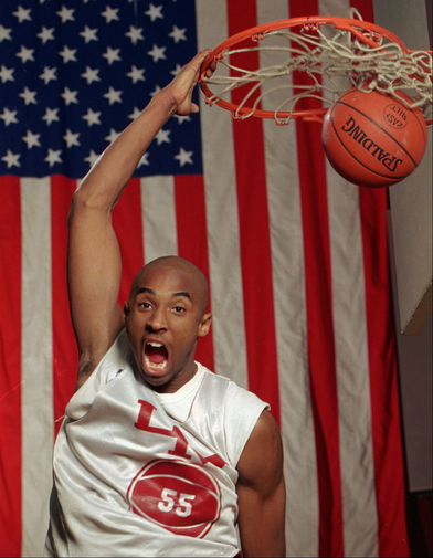 Баскетболист Коби Брайант с&nbsp;мячом в&nbsp;школьном спортивном зале в&nbsp;Лоуэр Мерион, штат Пенсильвания, 1996 год
