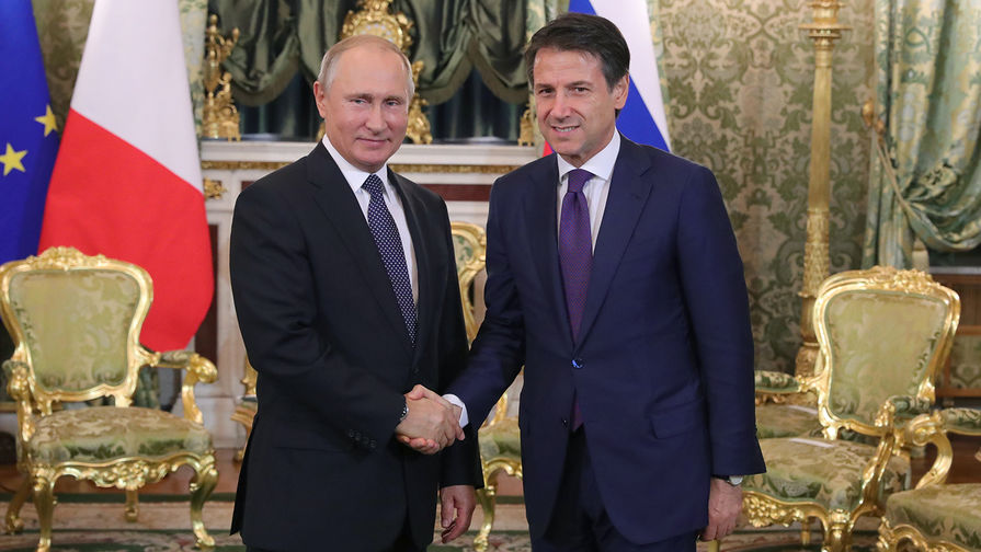 Президент России Владимир Путин и премьер-министр Италии Джузеппе Конте во время встречи в&nbsp;Москве, 24 октября 2018 года