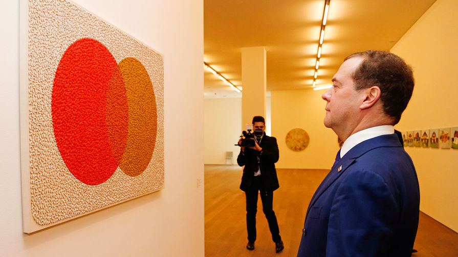 Премьер-министр России Дмитрий Медведев в Музее современного искусства Великого Герцога Жана «Мюдам» в ходе визита в Люксембург, 6 марта 2019 года