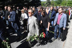 Люди идут на церемонию прощания с главным редактором радиостанции «Говорит Москва» Сергеем Доренко, 17 мая 2019 года 