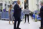 Президент США Дональд Трамп с супругой Меланьей в Космическом центре Кеннеди на мысе Канаверал, штат Флорида, США, 27 мая 2020 года