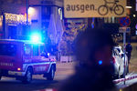 Полицейские на улице Вены в ночь после теракта, 3 ноября 2020 года