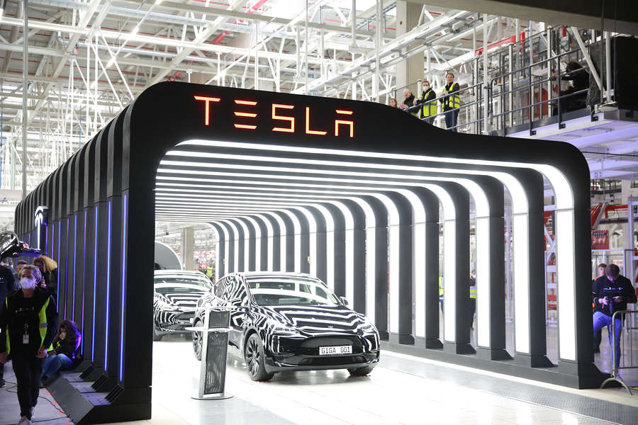 Электромобиль Tesla на официальном открытии нового завода по производству электромобилей Tesla недалеко от Грюнхайде, Германия, 22 марта 2022 года 