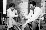 Одри Хепберн и Грегори Пек играют в карты в перерыве между съемками фильма «Римские каникулы», Рим, 1953 год