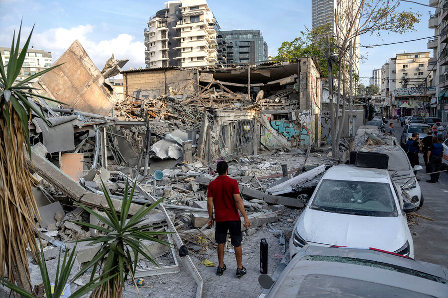 Разрушенное здание в Тель-Авиве после попадания в него ракеты, выпущенной из сектора Газа, 8 октября 2023 года