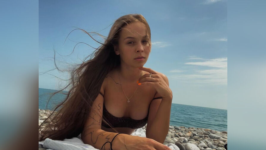 Российская фигуристка вышла на пляж в мини-бикини
