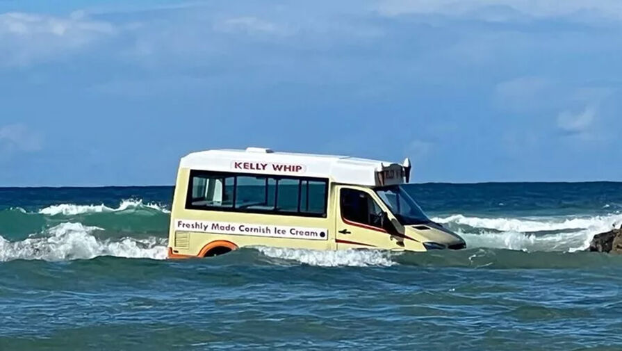 Фургон с мороженым унесло в открытое море на глазах у отдыхающих