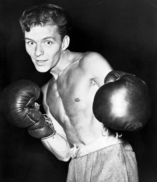 Фрэнк Синатра в&nbsp;боксерских перчатках, 1947&nbsp;год