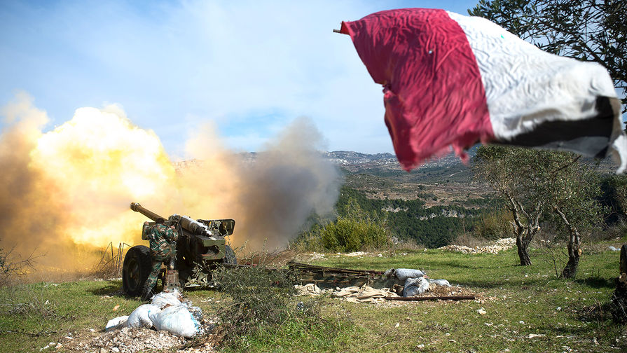 Артиллеристы сирийской армии ведут стрельбу на позициях в провинции Идлиб на северо-востоке Сирии.