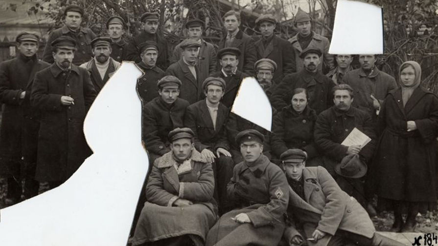 Участники конференции коммунистов в Муроме. Вырезаны портреты коммунистов, расстрелянных в 30-е годы