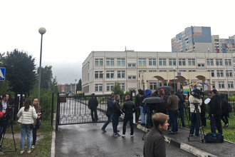 Журналисты около школы в Ивантеевке после инцидента со стрельбой, 5 сентября 2017 года