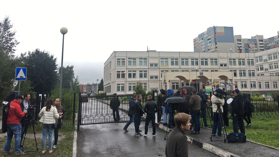 Журналисты около&nbsp;школы в&nbsp;Ивантеевке после инцидента со стрельбой, 5 сентября 2017 года