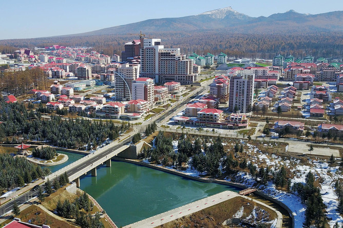Вид на город Самджиён у горы Пэктусан, фотография опубликована агентством ЦТАК в октябре 2019 года