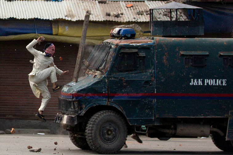 Столкновения между&nbsp;полицией и протестующими в&nbsp;Сринагаре, май 2019 года