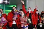 Члены сборной России по фигурному катанию в аэропорту Шереметьево во время встречи победителей и призеров с чемпионата мира в Швеции, 29 марта 2021 года