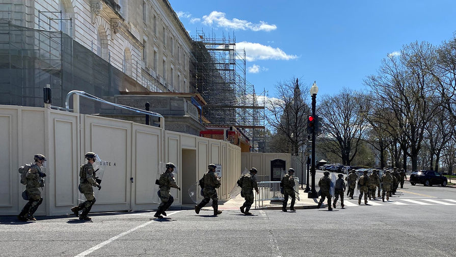 Военнослужащие нацгвардии США на месте инцидента около Капитолия в Вашингтоне, 2 апреля 2021 года
