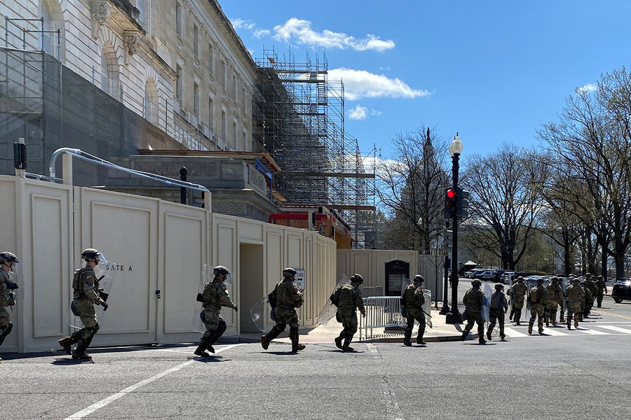 Военнослужащие нацгвардии США на&nbsp;месте инцидента около&nbsp;Капитолия в&nbsp;Вашингтоне, 2 апреля 2021 года
