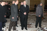 Президент Белоруссии Александр Лукашенко на месте взрыва на станции метро «Октябрьская», 11 апреля 2011 года