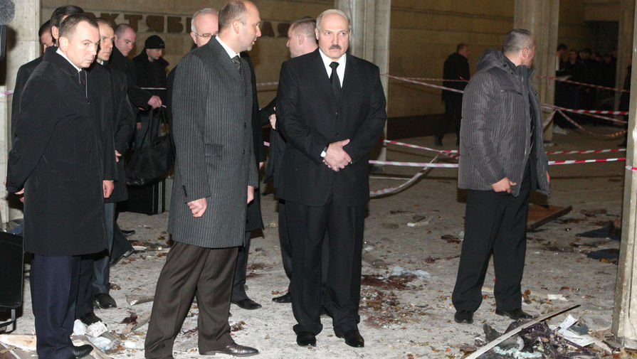 Президент Белоруссии Александр Лукашенко на месте взрыва на станции метро «Октябрьская», 11 апреля 2011 года