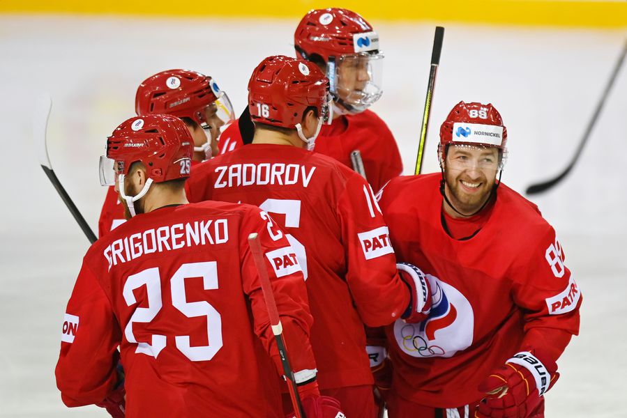 Игроки сборной России празднуют гол в ворота команды Белоруссии в матче группового этапа чемпионата мира по хоккею — 2021 