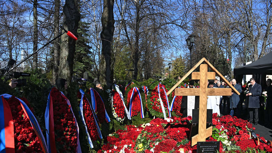 С могилы Жириновского похитили ленту с надписью Давай помиримся