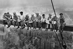 «Обед на небоскребе». 1932 год
<br><br>11 рабочих обедают на высоте 256 метров над Манхэттеном во время строительства Рокфеллер-центра