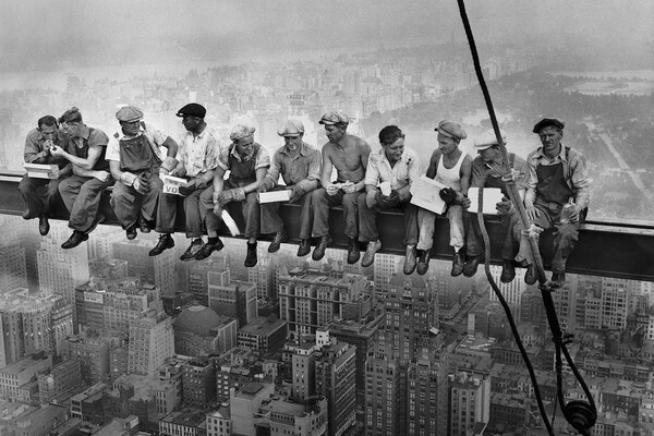 &laquo;Обед на&nbsp;небоскребе&raquo;. 1932&nbsp;год
<br><br>11 рабочих обедают на&nbsp;высоте 256&nbsp;метров над&nbsp;Манхэттеном во время строительства Рокфеллер-центра