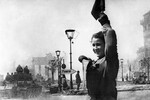 Cоветская регулировщица на площади у Бранденбургских ворот, Берлин, май 1945 года
