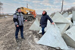 Губернатор Курской области Роман Старовойт осматривает строящиеся оборонительные сооружения засечной черты на границе с Украиной в Курской области, 2022 год