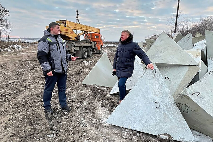 Губернатор Курской области Роман Старовойт осматривает строящиеся оборонительные сооружения засечной черты на&nbsp;границе с&nbsp;Украиной в&nbsp;Курской области, 2022&nbsp;год