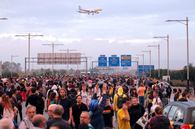 Протестующие на дороге к международному аэропорту Барселоны, 14 октября 2019 года