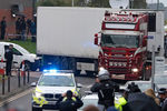 На месте обнаружения грузовика с 39 телами в Великобритании, 23 октября 2019 года