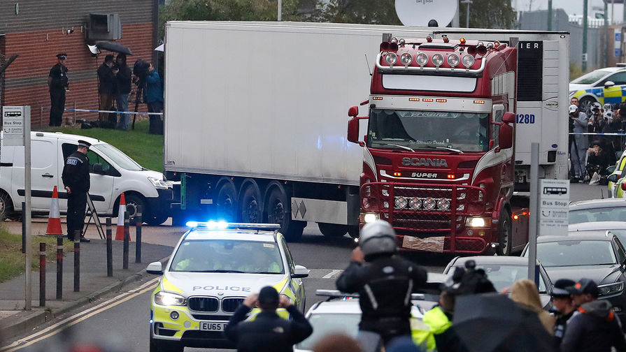 На месте обнаружения грузовика с 39 телами в Великобритании, 23 октября 2019 года