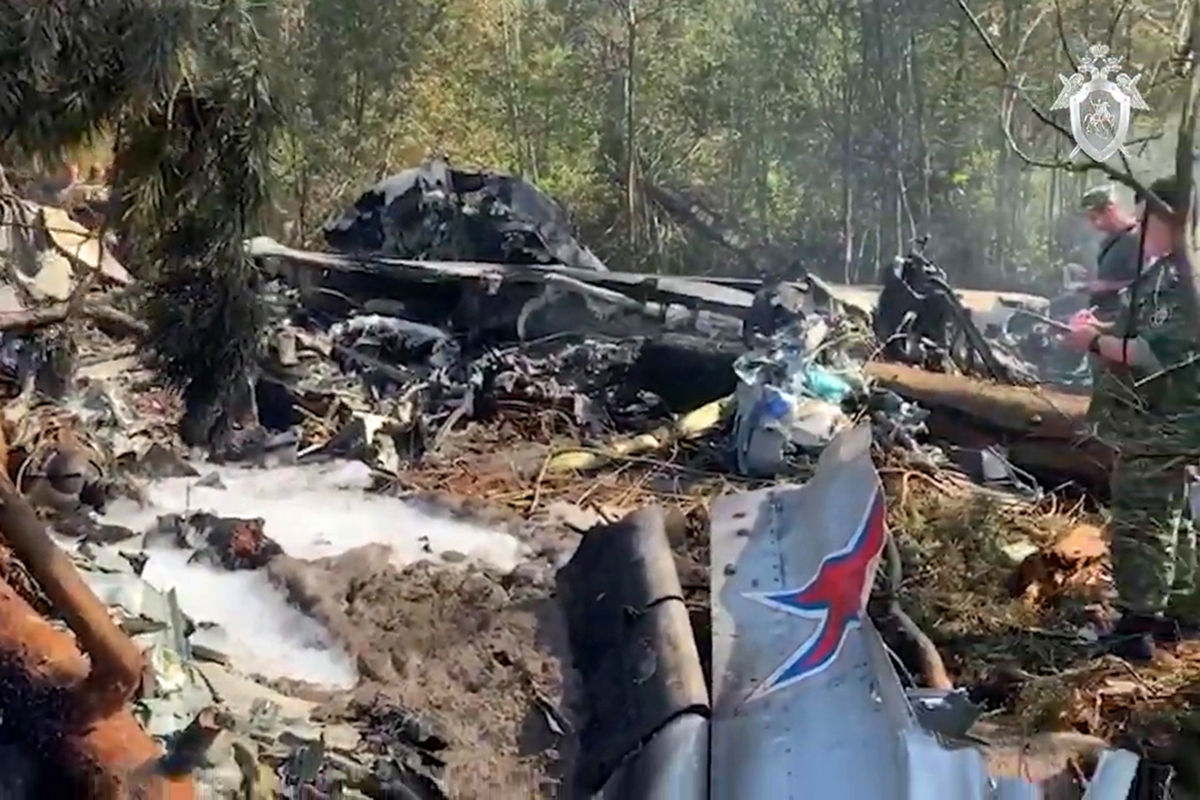 Обломки на месте крушения опытного образца военно-транспортного самолета Ил-112В в Подмосковье, 17 августа 2021 года