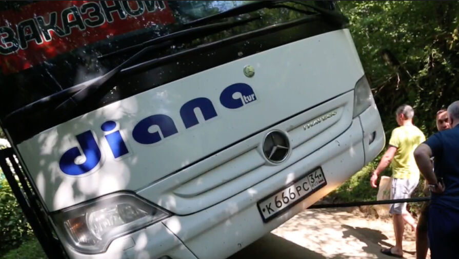 В Абхазии автобус с 50 туристами завис над пропастью