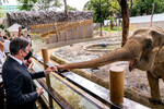 Госсекретарь США Энтони Блинкен кормит слона во время посещения клиники по вакцинации от COVID-19 в Манильском зоопарке, Филиппины, 6 августа 2022 года