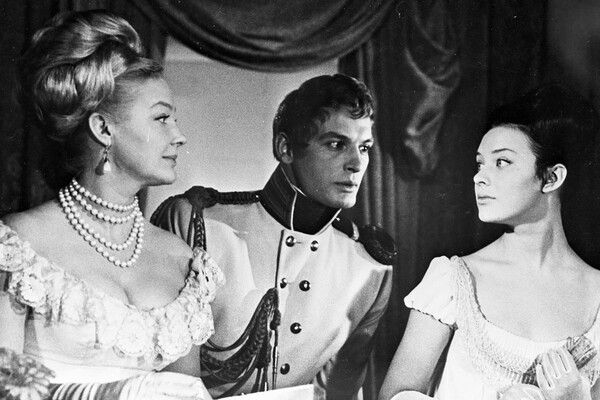 Ирина Скобцева (слева) в&nbsp;роли Элен, Василий Лановой (в центре) в&nbsp;роли Анатолия Курагина и Людмила Савельева в&nbsp;роли Наташи Ростовой в&nbsp;фильме &laquo;Война и мир&raquo; (режиссер Сергей Бондарчук), 1967&nbsp;год