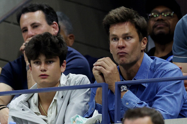 Футболист Том Брэди и его сын Джек во время теннисного матча US Open, 2023&nbsp;год 