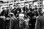 Матросы с крейсера «Аврора» присоединяются к восставшему народу во время Февральской революции. Петроград, 1917 год