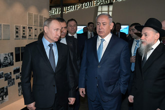Президент РФ Владимир Путин, премьер-министр Государства Израиль Биньямин Нетаньяху и президент федерации еврейских общин России (ФЕОР) Александр Борода (слева направо) в Еврейском музее и центре толерантности, 29 января 2018 года