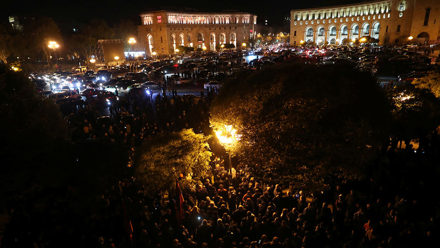 Протестующие около&nbsp;здания парламента Армении после подписания соглашения по&nbsp;Нагорному Карабаху, 10 ноября 2020 года