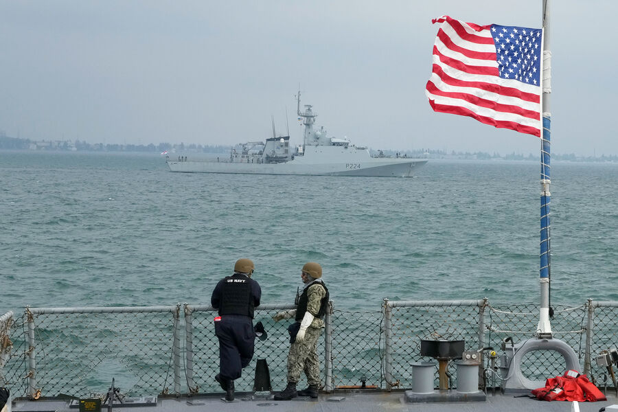 Солдаты ВМС США во время маневров Sea Breeze 2021 в Черном море, 2021 год