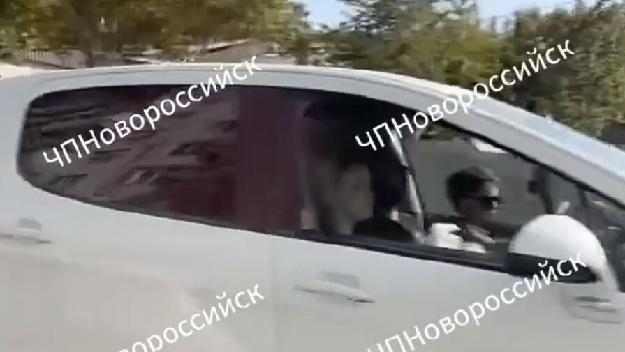 В Новороссийске водитель усадил ребенка на руки и позволил управлять машиной