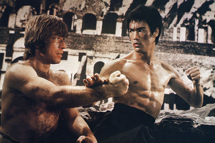 <b>«Путь дракона» (1972)</b>
<br><br>
В&nbsp;этом комедийном боевике Брюс Ли стал и режиссером, и сценаристом, и исполнителем главной роли. Он рассказывает историю мастера боевых искусств Тан Луна, который приезжает из&nbsp;Гонконга в&nbsp;Рим, помогает знакомому спасти от бандитов китайский ресторан его родственницы. Разумеется, он раскидывает толпу злоумышленников и вступает в&nbsp;борьбу с&nbsp;американским мастером боевых искусств по&nbsp;имени Кольт. Его сыграл Чак Норрис.
<br><br>
Крутой Уокер, к&nbsp;слову, тренировался с&nbsp;Брюсом Ли в&nbsp;60-е. Именно американец убедил Маленького Дракона в&nbsp;эффективности и зрелищности нанесения ударов ногой в&nbsp;голову.
